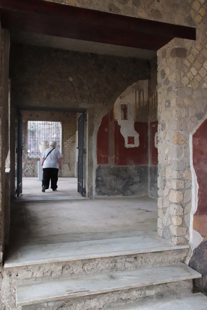 Villa San Marco, Stabiae, September 2019.
Room 8, looking through doorway from top of steps at south end of Portico 3. Photo courtesy of Klaus Heese.