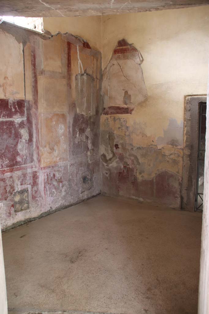 Villa San Marco, Stabiae, September 2019. Room 14, looking towards west wall with fresco of girl on a swing, on left.
On the north wall, the fresco of a seated figure can be seen. Photo courtesy of Klaus Heese.