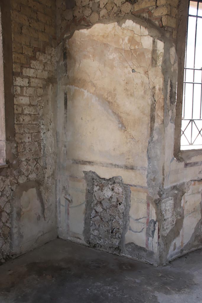 Villa San Marco, Stabiae, October 2022.
Room 12, detail from between windows on south side. Photo courtesy of Klaus Heese.