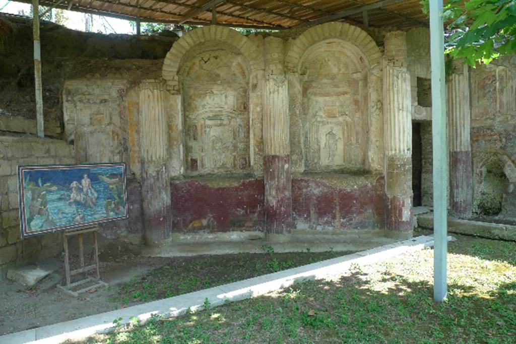 Villa San Marco, Stabiae, July 2010.
Area 65 at southern end of peristyle garden with curving wall of a nymphaeum, divided into eight niches.
On the right is the doorway to area 63. Photo courtesy of Michael Binns.