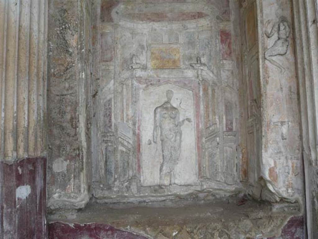 Villa San Marco, Stabiae, 2010. Room 65, nymphaeum at southern end of peristyle garden. Niche with stuccoes of Venus. Photo courtesy of Buzz Ferebee.