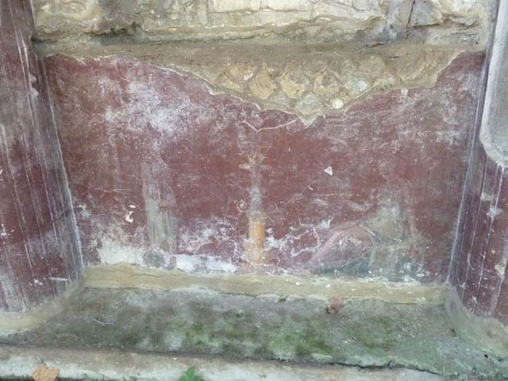 Villa San Marco, Stabiae, September 2015. Area 65, lower area beneath the niche with the stuccoed Venus with painting of two people, one on either side of a thymiaterion (incense burner), making offerings.