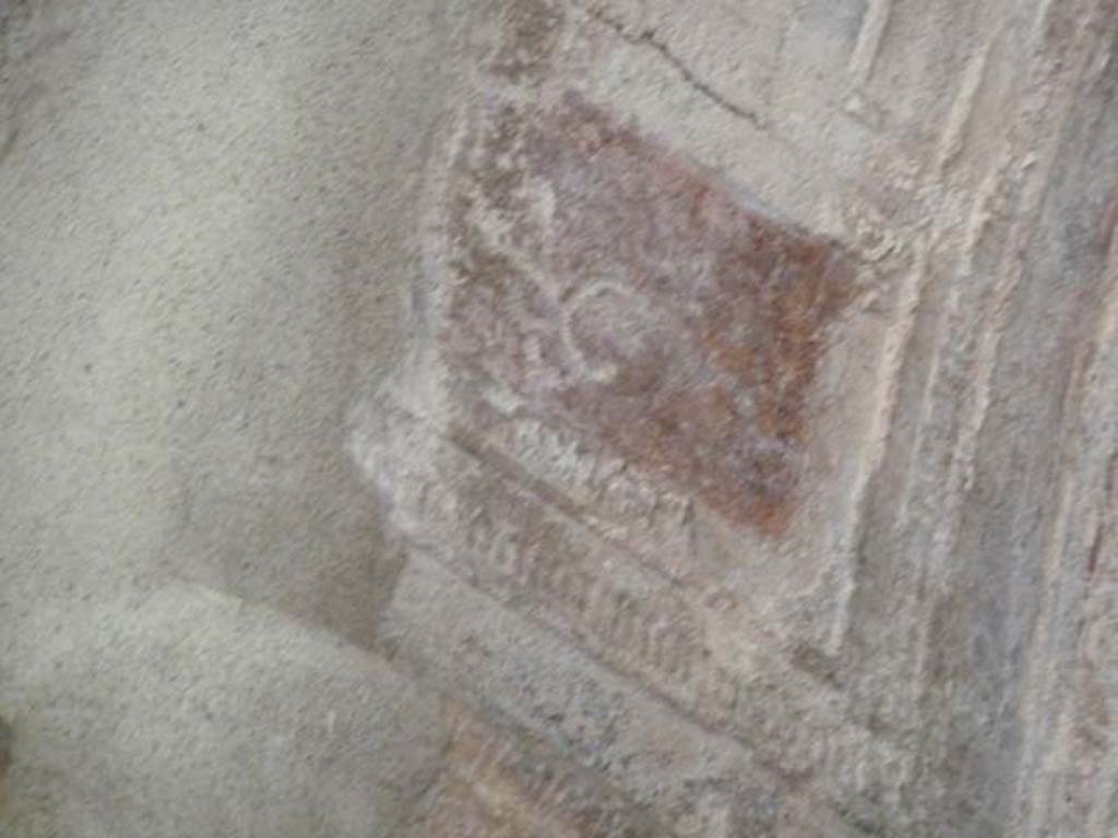 Villa San Marco, Stabiae, September 2015. Area 65, detail of remaining painting on east side of the top of the niche.