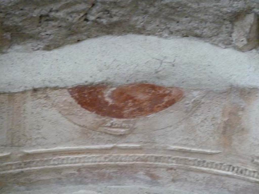 Villa San Marco, Stabiae, September 2015. Area 65, detail of remaining painting on top of the niche.
