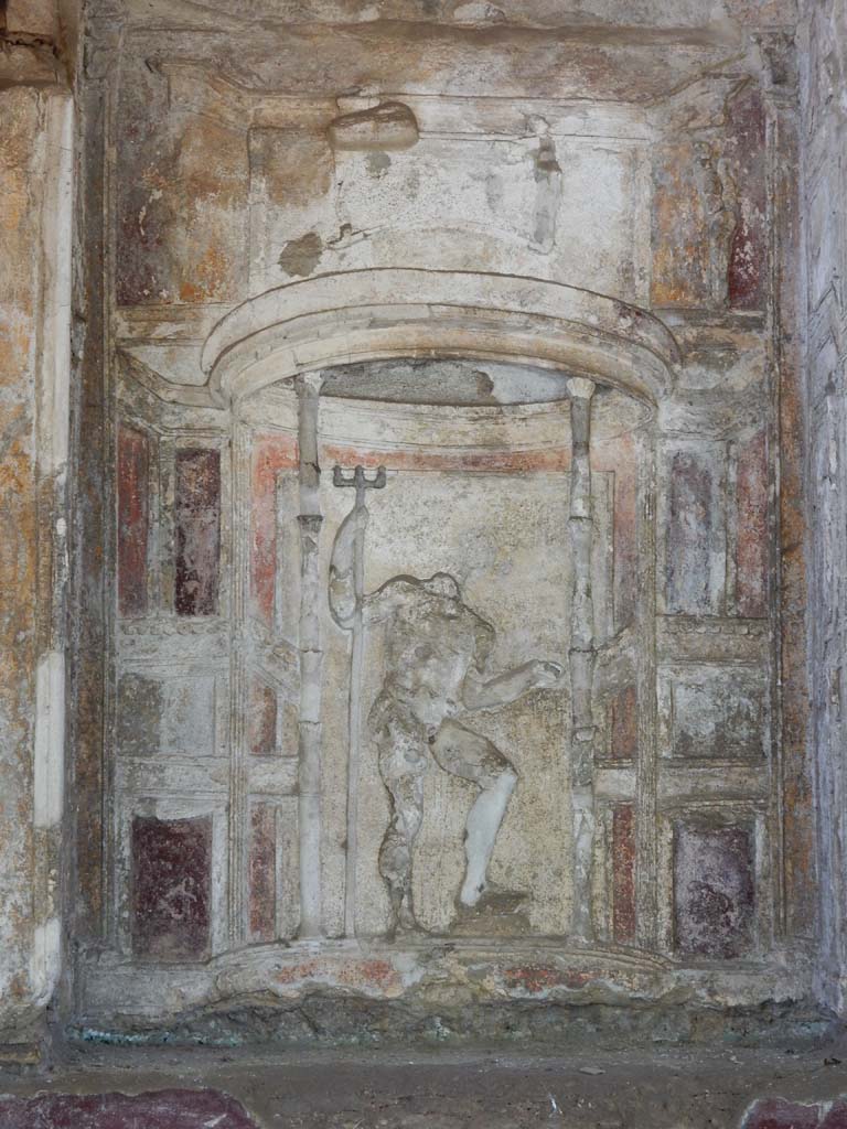 Villa San Marco, Stabiae, June 2019. Area 65, niche 2 with stuccoed Neptune.
Photo courtesy of Buzz Ferebee