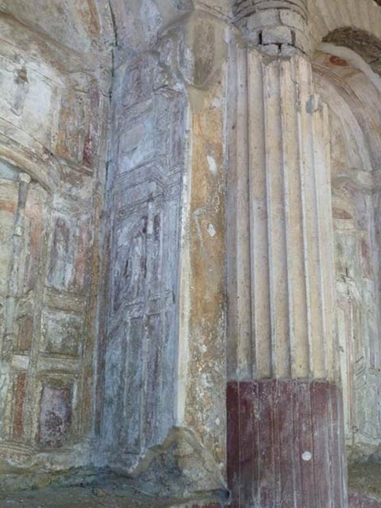 Villa San Marco, Stabiae, September 2015. Area 65, niche 2, stucco on west side of niche.
