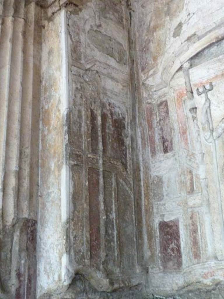 Villa San Marco, Stabiae, September 2015. Area 65, niche 2, stucco on east side of niche.