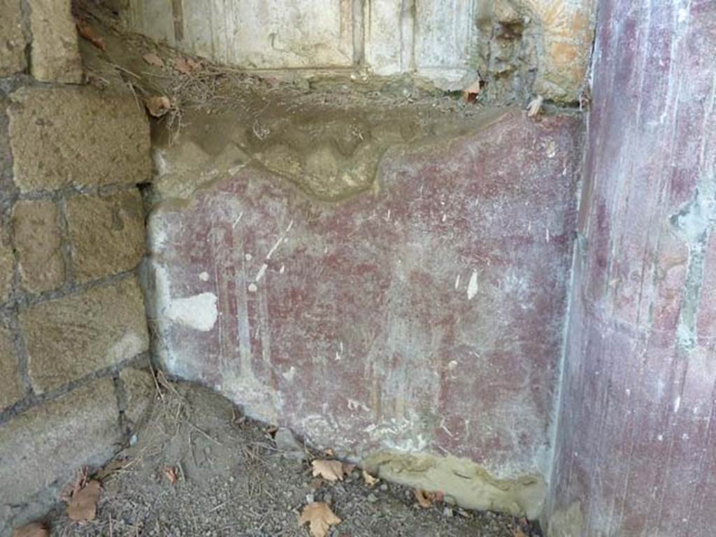 Villa San Marco, Stabiae, September 2015. Area 65, lower area beneath niche 3 with the stuccoed Fortuna, showing a tripod and person making an offering.
