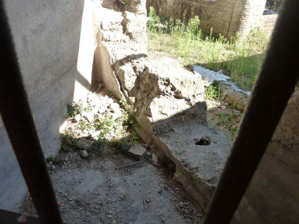 Villa San Marco, Stabiae, September 2015.
Looking from the smallest and most westerly of the three rooms on the north side of the peristyle garden, towards portico on east side of Villa.