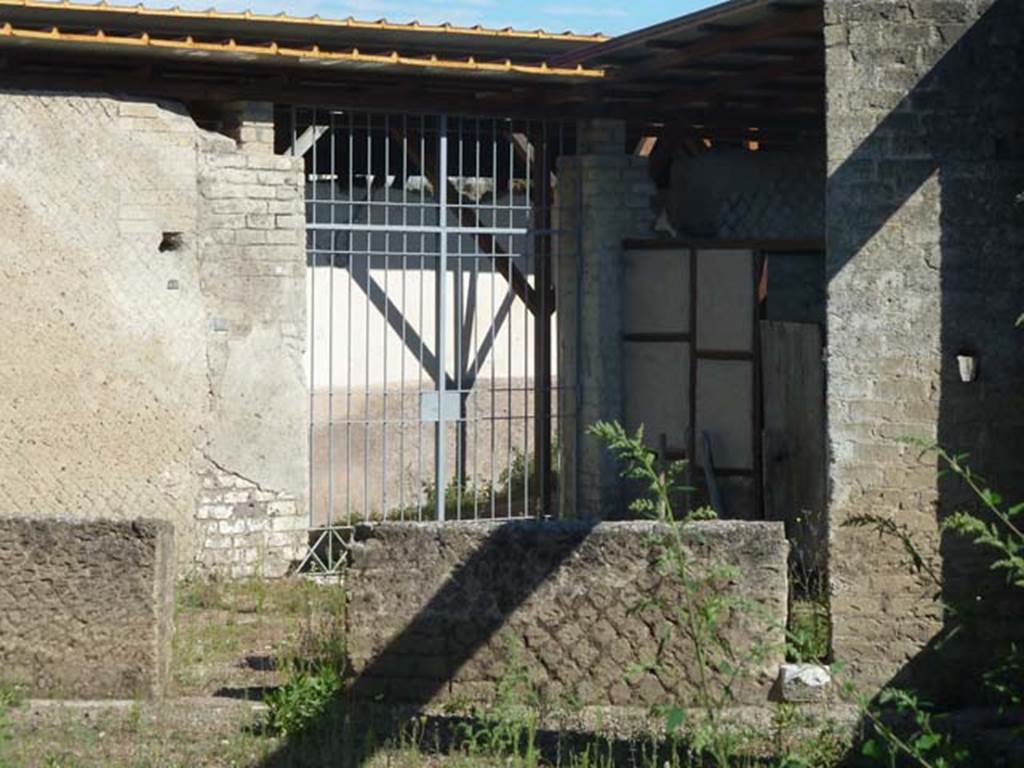 Villa San Marco, Stabiae, September 2015. Looking north from tablinum towards the main gateway to the Villa.
According to the information card –
“at the side of the main doorway (right on photo) is a small room made of hurdle, which was possibly used by a slave who served as the doorkeeper.”