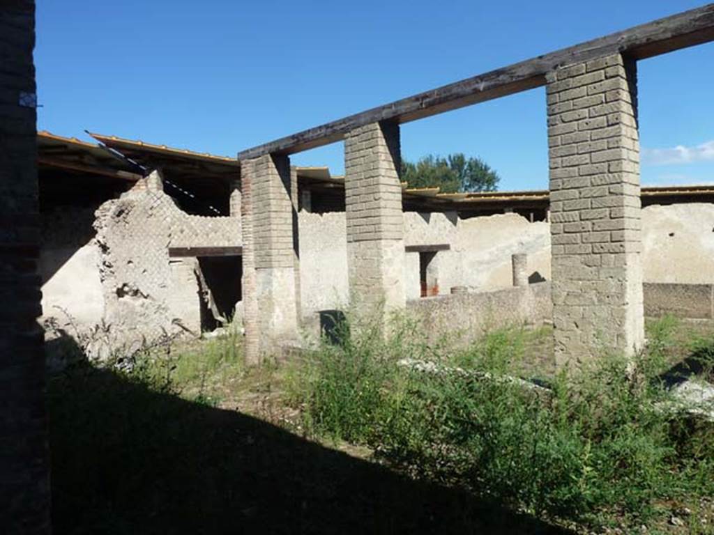 Villa San Marco, Stabiae, September 2015.
Looking from tablinum along the west side of outer structure with rooms around the peristyle area.