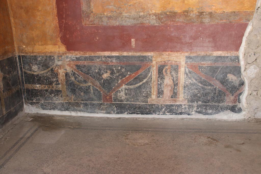 Villa San Marco, Stabiae, October 2022.
Room 53, flooring in alcove, and detail of zoccolo on rear (east) wall in alcove on east side. Photo courtesy of Klaus Heese.