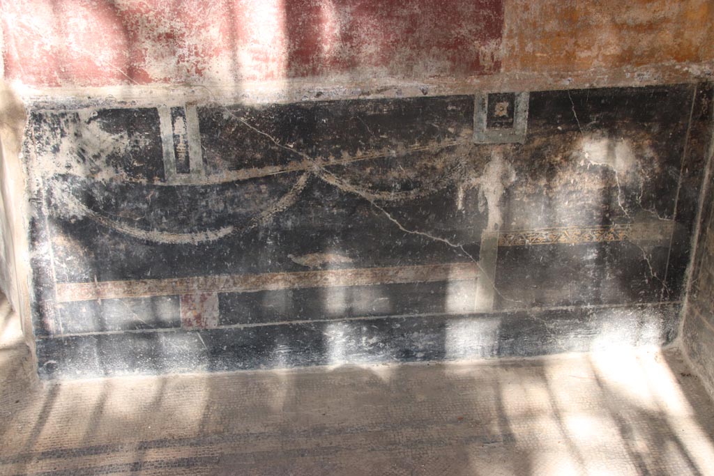 Villa San Marco, Stabiae, October 2022.
Room 53, detail of zoccolo between first and second window in south wall. Photo courtesy of Klaus Heese.