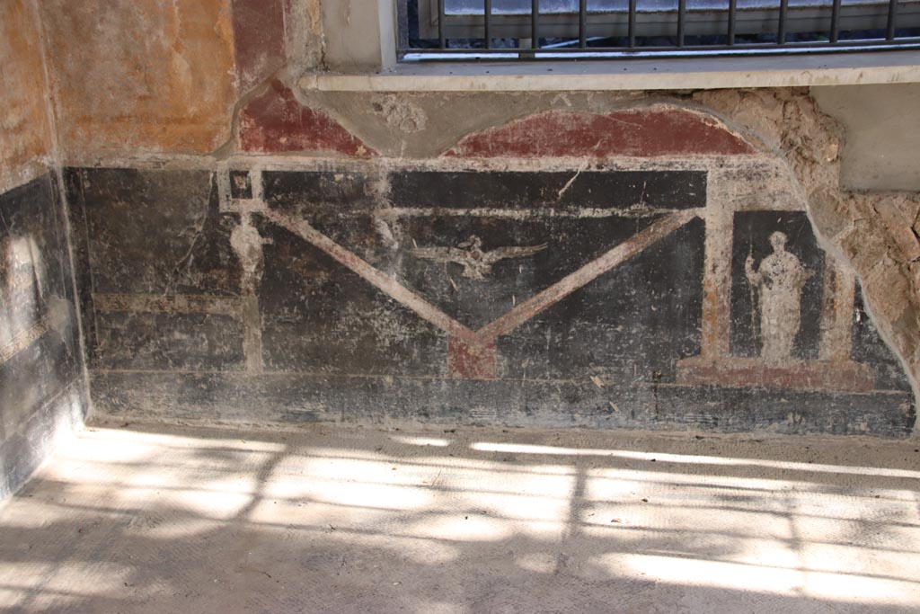 Villa San Marco, Stabiae, October 2022.
Room 53, detail of zoccolo under the second window in south wall. Photo courtesy of Klaus Heese.