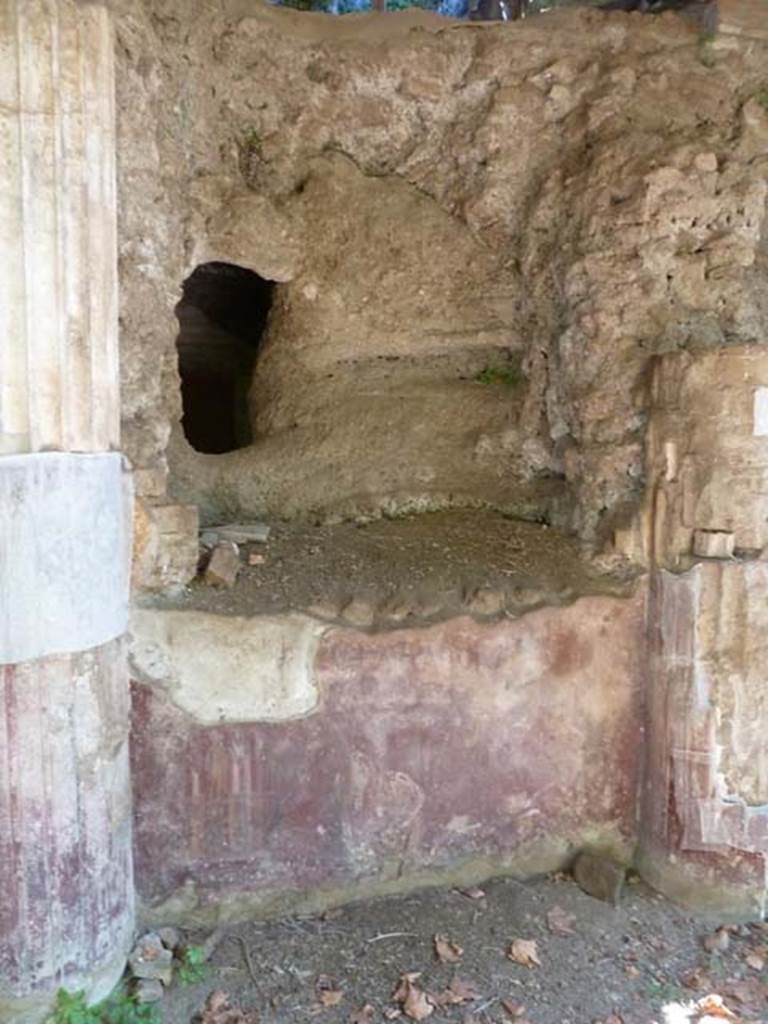 Villa San Marco, Stabiae, September 2015. Area 64, niche 7, originally this would have contained a stucco relief of an athlete, which is now in Naples Archaeological Museum. Below it are the remains of a painting of Diana and Acteon.