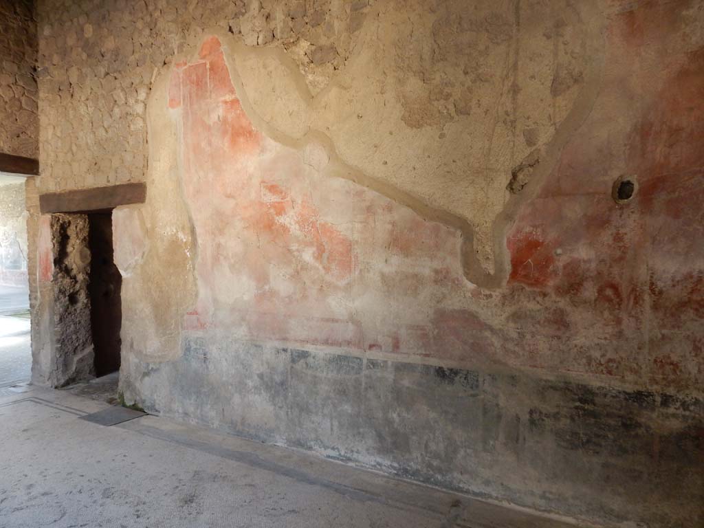 Villa San Marco, Stabiae, June 2019. Corridor 32, doorway to kitchen 26, on left, in south wall of corridor.
Photo courtesy of Buzz Ferebee