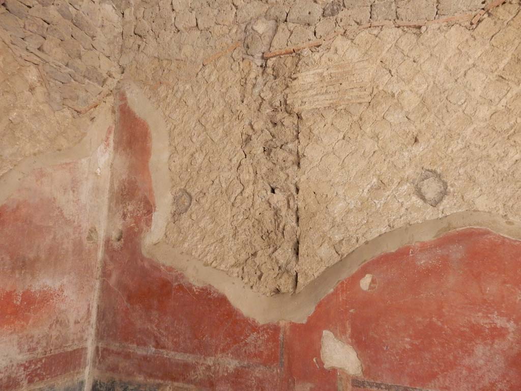 Villa San Marco, Stabiae, June 2019. Corridor 32, detail of south end of west wall in south-west corner.
Photo courtesy of Buzz Ferebee