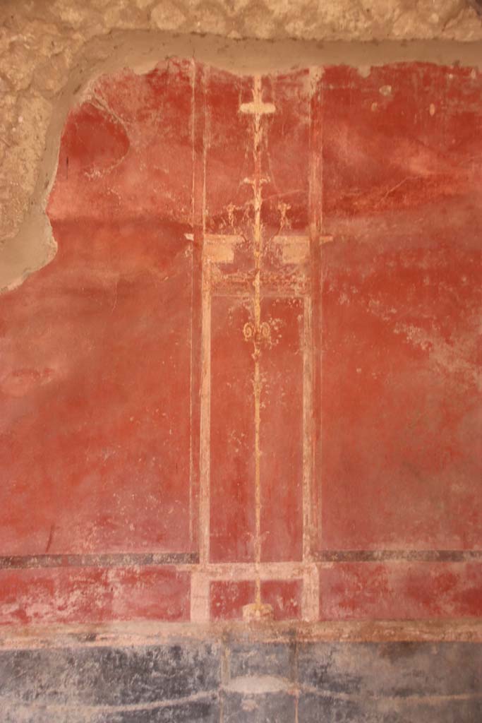 Villa San Marco, Stabiae, October 2020. Corridor 32, detail of painted golden candelabra from west wall.
Photo courtesy of Klaus Heese.