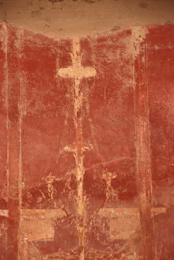 Villa San Marco, Stabiae, October 2020. Corridor 32, detail from painted golden candelabra from west wall.
Photo courtesy of Klaus Heese