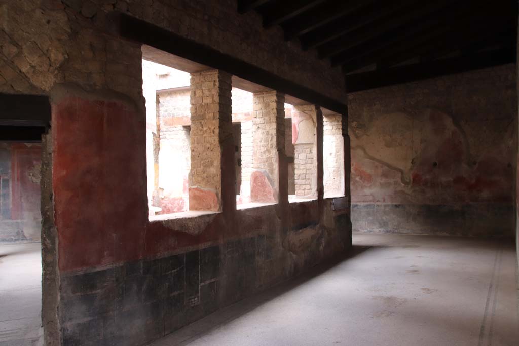 Villa San Marco, Stabiae, September 2019.
Corridor 32, looking south-east from other end of same corridor, towards east wall with windows overlooking garden area.
Photo courtesy of Klaus Heese.
