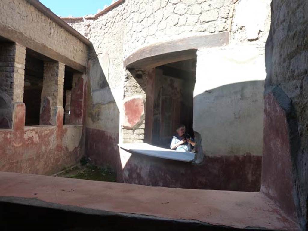 Villa San Marco, Stabiae, September 2015. Corridor 32, north wall of windowed portico. Looking into small triangular garden 28, and across it towards apse into room 25. According to Jashemski, this small triangular garden could be enjoyed either from room 32 that enclosed it on two sides, or from the large window in the apsed wall of the atrium (room 25) that projected into the garden. Jashemski called room 25 the frigidarium.
See Jashemski, W. F., 1993. The Gardens of Pompeii, Volume II: Appendices. New York: Caratzas, (p. 307, no. 614 with fig. 351).