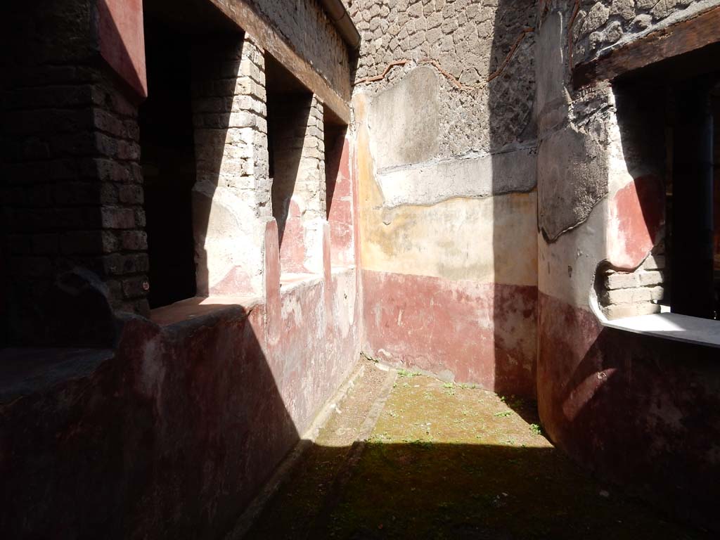 Villa San Marco, Stabiae, June 2019.
Small garden area 28, looking north into small triangular garden towards west side of apsed window.
Photo courtesy of Buzz Ferebee