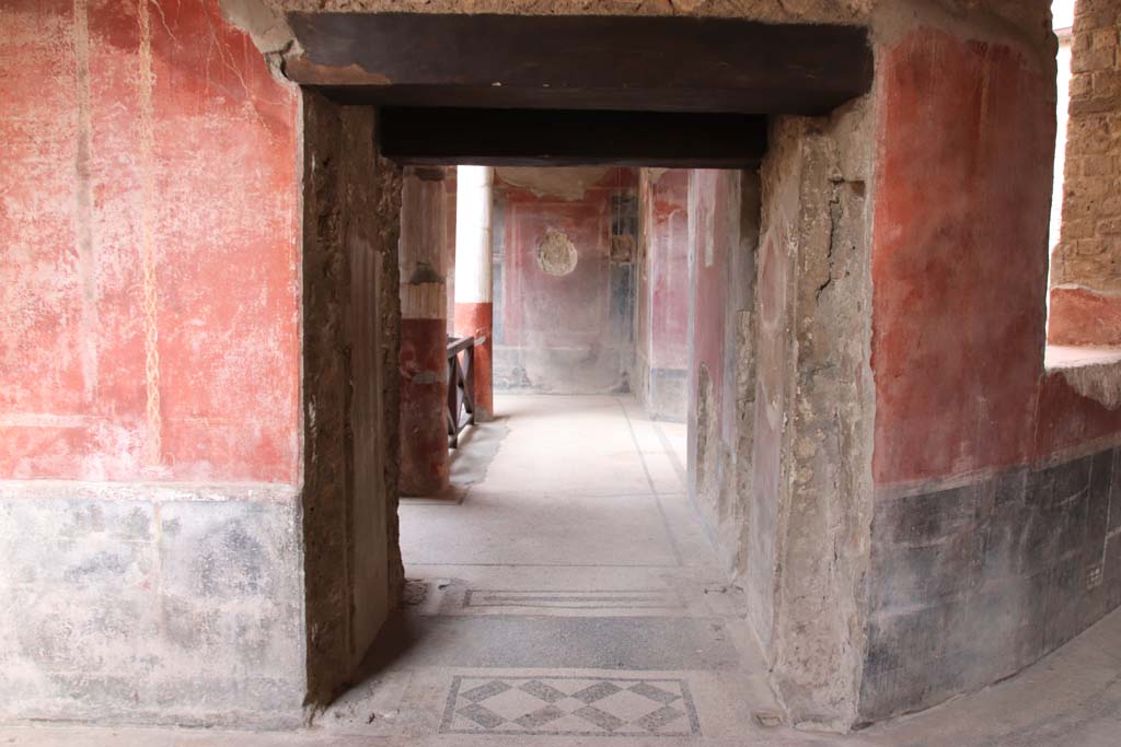 Villa San Marco, Stabiae, September 2021.
Doorway from corridor 22, to vestibule 24 at entrance to room 25. Photo courtesy of Klaus Heese.
