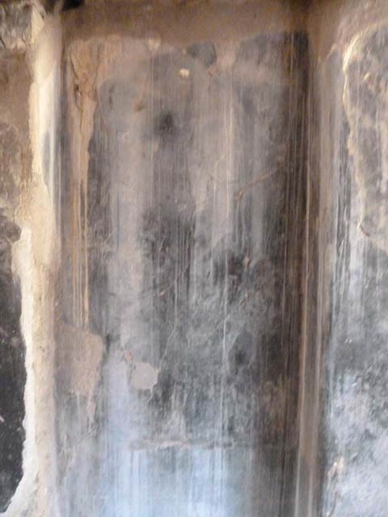 Villa San Marco, Stabiae, September 2015.
Doorway to room 25, from south-east corner of room 23, painted north wall in vestibule doorway.