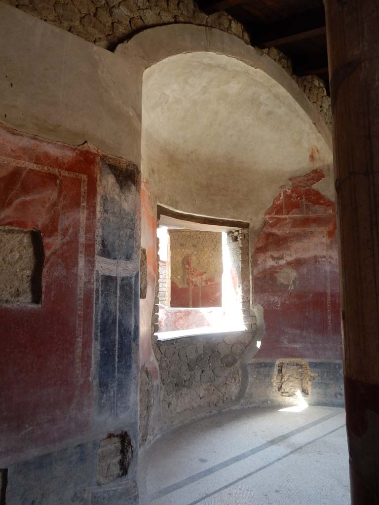 Villa San Marco, Stabiae, June 2019. Room 25, looking towards west side of apsed window.
Photo courtesy of Buzz Ferebee