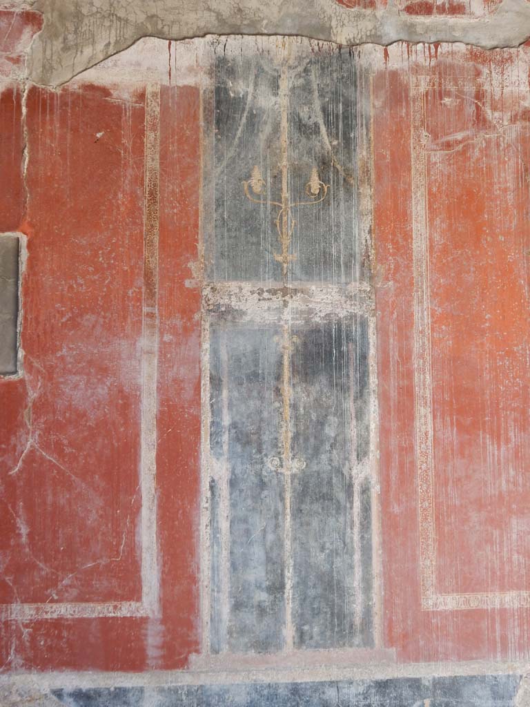 Villa San Marco, Stabiae, June 2019. Room 25, detail of painted decoration in centre of alcove on west side.
Photo courtesy of Buzz Ferebee