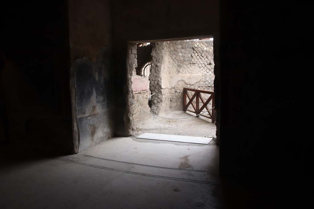 Villa San Marco, Stabiae, September 2019.
Room 35, looking through square alcove out to area 42a, the pool. Photo courtesy of Klaus Heese.