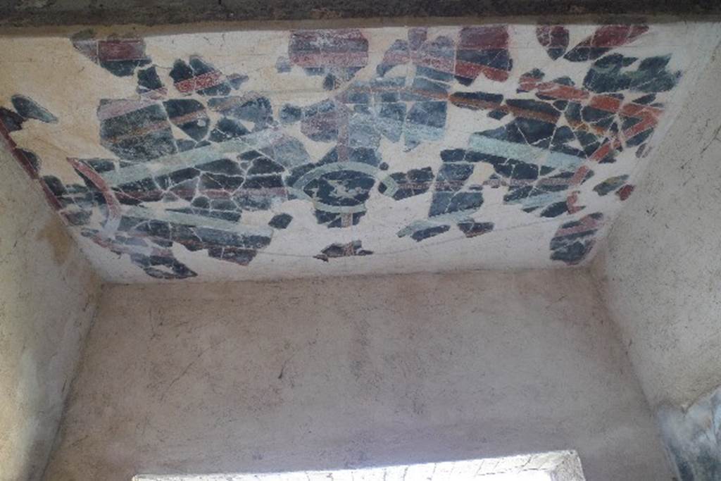 Castellammare di Stabia, Villa San Marco, July 2010. Room 35, ceiling in square alcove. Photo courtesy of Michael Binns.