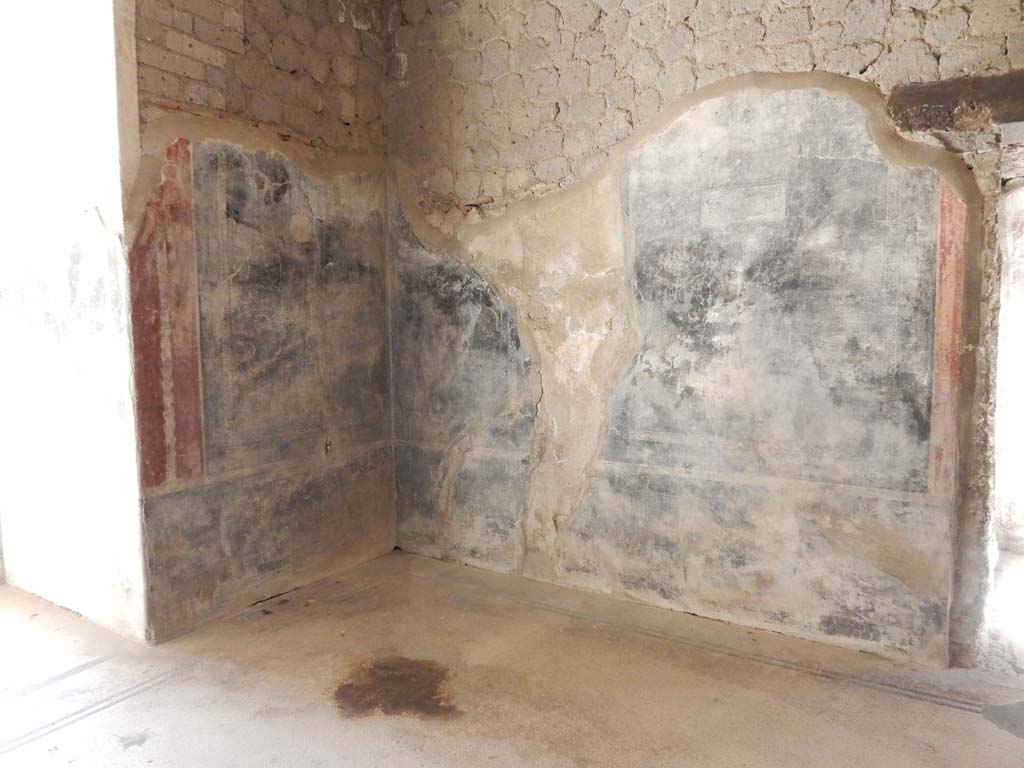 Villa San Marco, Stabiae, June 2019. Room 35, east wall, south-east corner and south wall.
Photo courtesy of Buzz Ferebee