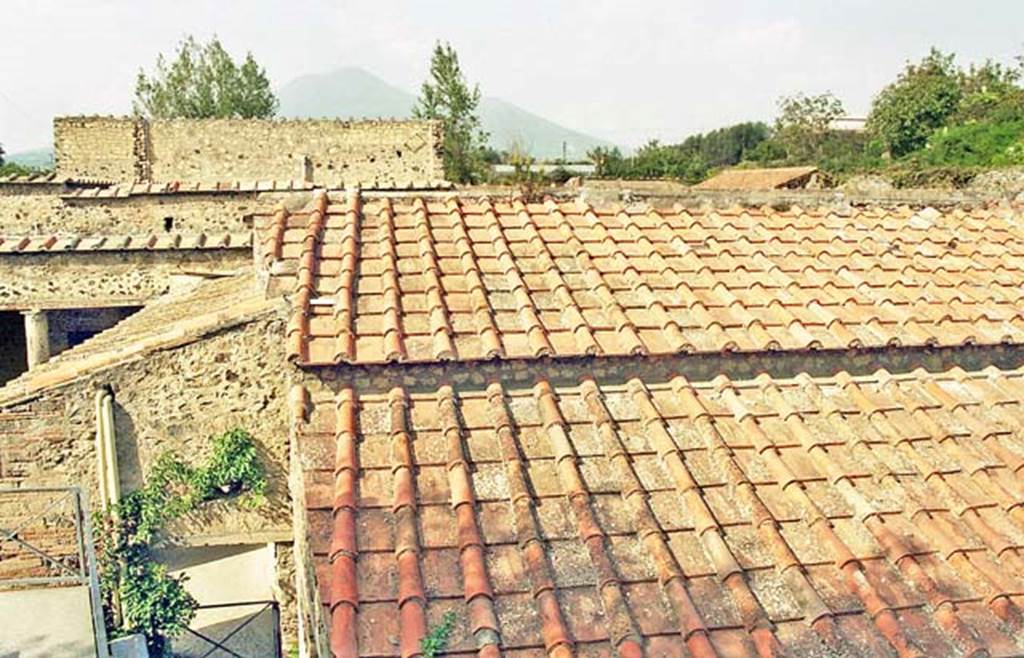 Villa of Mysteries, Pompeii. October 2001. Modern roof made of Roman tiles using tegulae and imbrices. Photo courtesy of Peter Woods.