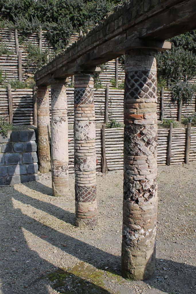 Villa of Mysteries, Pompeii. November 2017. Smaller colonnade at east end.
Foto Annette Haug, ERC Grant 681269 DÉCOR.