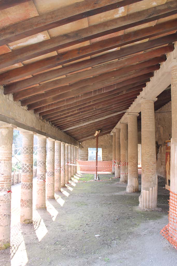 Villa of Mysteries, Pompeii. November 2017. Looking west along the two colonnades.
Foto Annette Haug, ERC Grant 681269 DÉCOR.