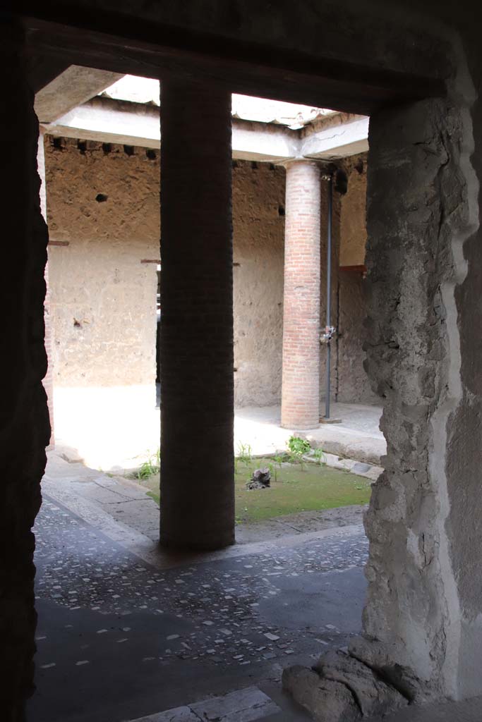 Villa of Mysteries, Pompeii. September 2021.
Room 47, doorway to room 62, atrium, in north wall. Photo courtesy of Klaus Heese.