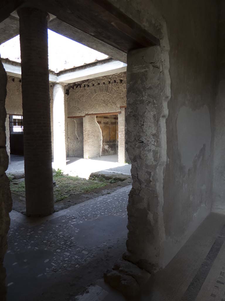 Villa of Mysteries, Pompeii. September 2017.
Room 47, looking north through doorway in north wall in atfrium 62.
Foto Annette Haug, ERC Grant 681269 DÉCOR.