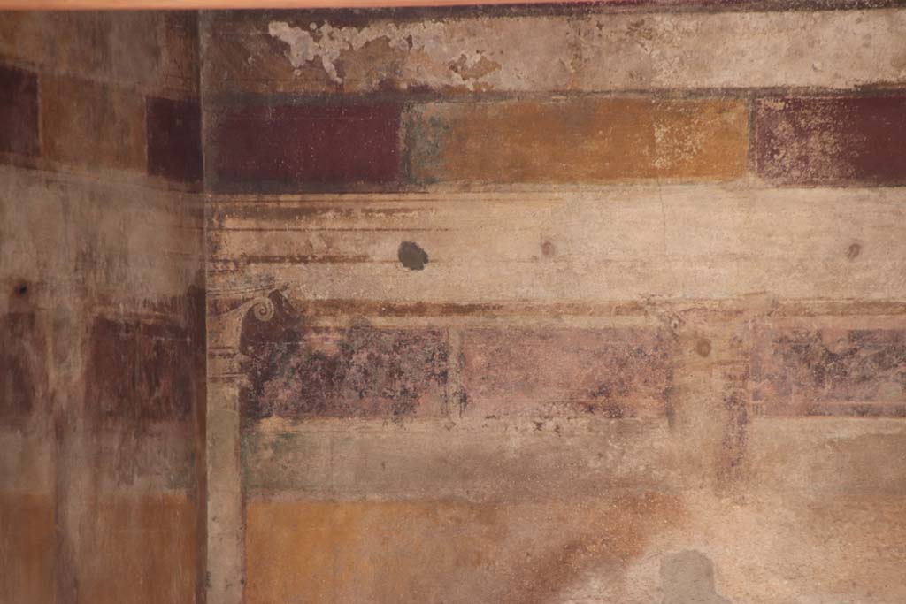 Villa of Mysteries, Pompeii. September 2021.
Room 42, detail of painted decoration from upper north-east corner. Photo courtesy of Klaus Heese.