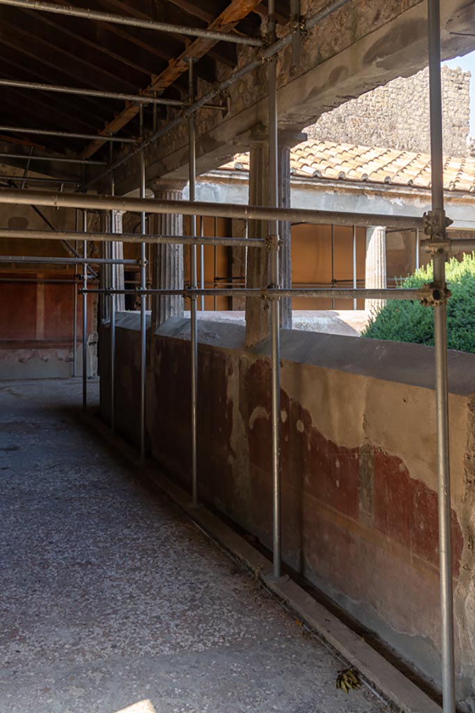 Villa of Mysteries, Pompeii. October 2023.
South wall, or pluteus, of peristyle B. Looking west from south-east corner.
Photo courtesy of Johannes Eber.