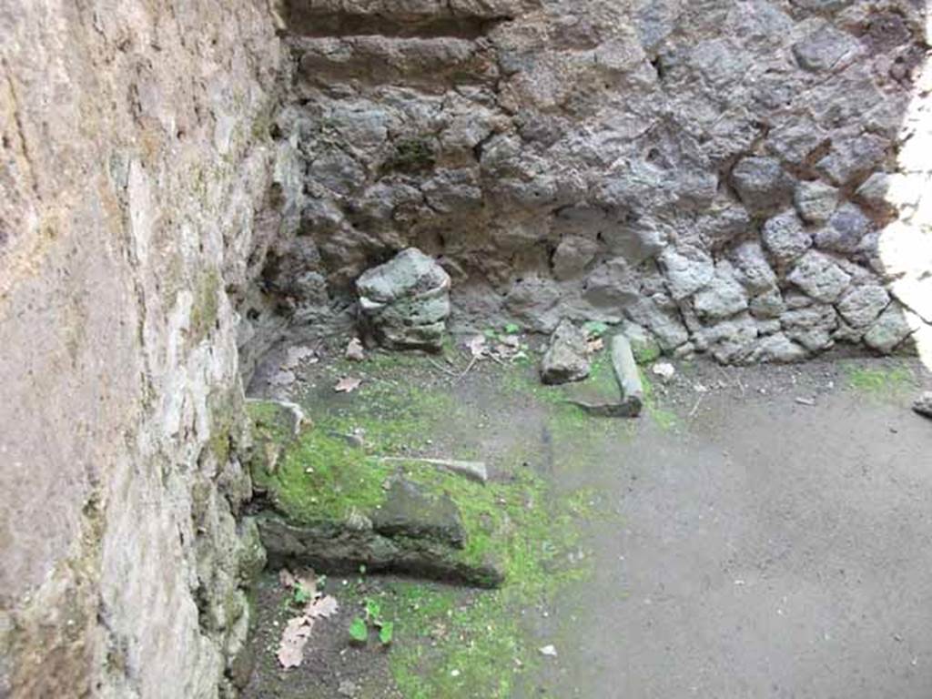 Villa of Mysteries, Pompeii. May 2010. Room 28, north-west corner, looking north.