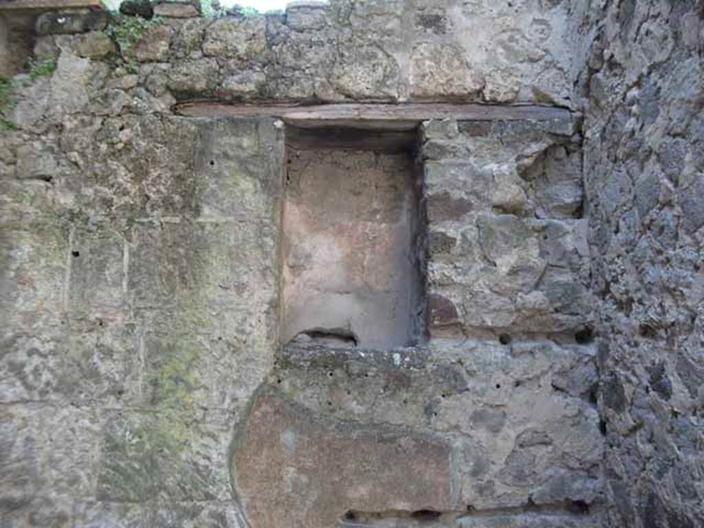 Villa of Mysteries, Pompeii. May 2010. Niche in south-west corner on south wall.