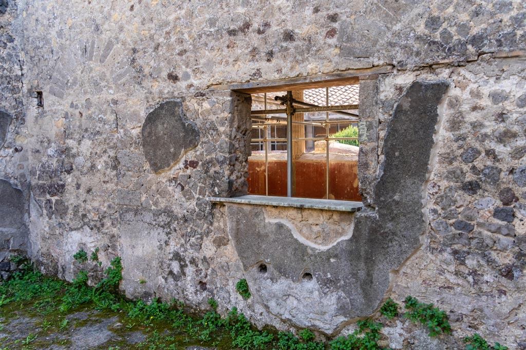 Villa of Mysteries, Pompeii. October 2023.
Room 26, looking towards south wall with window onto portico of Peristyle D. Photo courtesy of Johannes Eber.