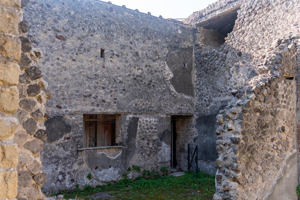 Villa of Mysteries, Pompeii. October 2023.
Looking south from room 25, across room 26, towards doorway onto portico of Peristyle D. Photo courtesy of Johannes Eber.