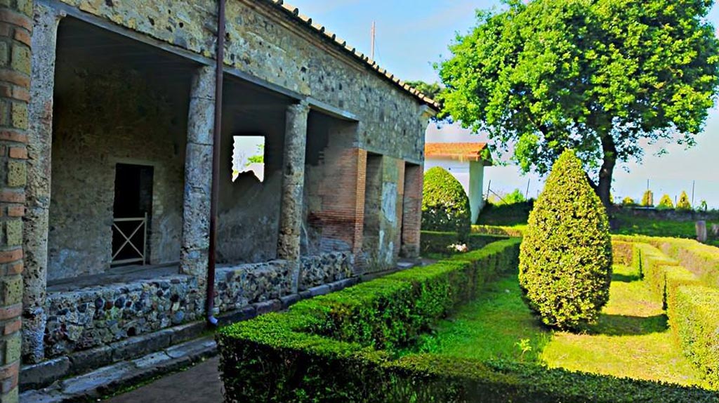 Villa of Mysteries, Pompeii. c.2015-2017.
Looking west along the north side of the garden in the north-west corner. Photo courtesy of Giuseppe Ciaramella.