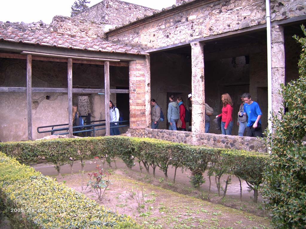 Villa of Mysteries, Pompeii. April 2005. The viridarium/garden in the north-west corner.
Looking south-east along the north portico of the garden, on right. Photo courtesy of Klaus Heese.