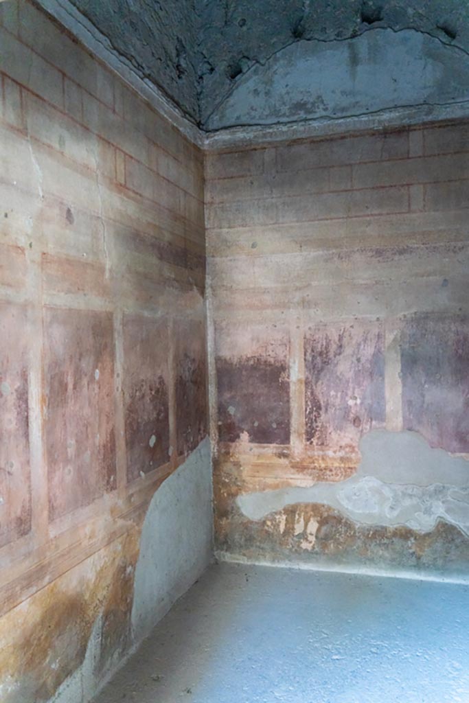 Villa of Mysteries, Pompeii. October 2023.
Room 19, south-west corner of cubiculum. Photo courtesy of Johannes Eber.