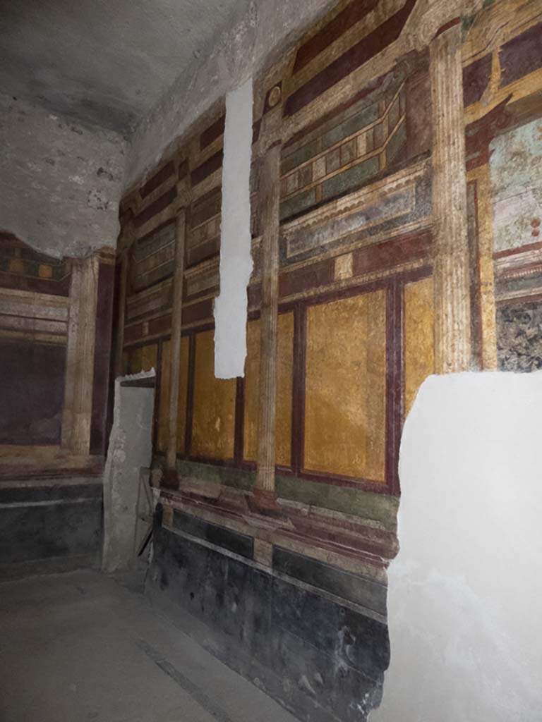 Villa of Mysteries, Pompeii. September 2017.
Room 6, looking along east wall towards doorway to passage 7 in north-east corner.
Foto Annette Haug, ERC Grant 681269 DÉCOR.