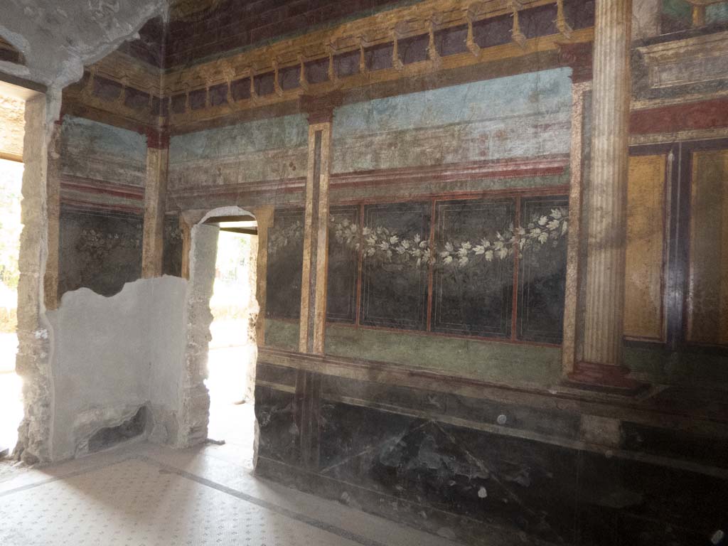 Villa of Mysteries, Pompeii. September 2017. Room 6, west wall in south-west corner, with doorway into corridor F1.
Foto Annette Haug, ERC Grant 681269 DÉCOR.