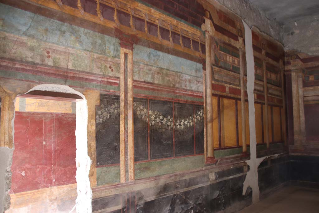 Villa of Mysteries, Pompeii. September 2021.
Room 6, west wall at south-west corner, with doorway into corridor F1. Photo courtesy of Klaus Heese.